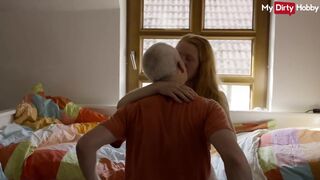 Szöszke tinédzser nyögés míg az idősödő megreszeli a muffját