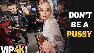 Bátor szöszi pornósztár kufircolja idegen muksót a bárban