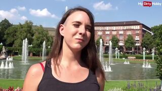 Német turista csajszika kültéri anális szexe