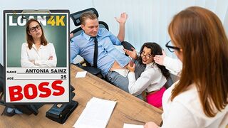 Banki főnöknő remegve szereti alárendeltje csábítását