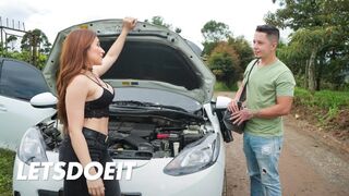 Forró kolumbiai milf Leela Moon megdöngeti a szerelőjét