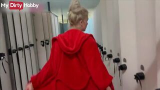 Szöszi cheerleader pippantása az öltözőben