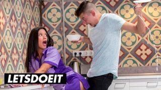 A bombázó szobalány Jade Presley kitakarít és orálozza a méretes faszkat a forró szálláson