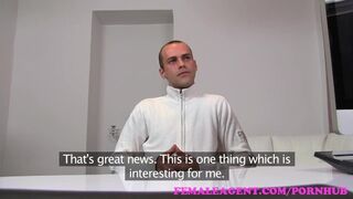 Bűbájos milf ügynök teszteli a kíméletlen pasit