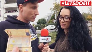 Német tinilány kolosszális segggel a buszról leszállva forró autós dugásban
