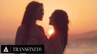 Alkonyat után erőszakos baszás: Tori Easton durván megkamatolyja Charlotte Sins bikini babát