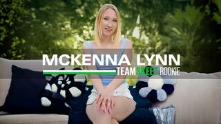Mckenna Lynn legelső pornója: szöszi kiscsaj vad faszas kalandja