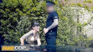 Rendőr megkúrelja a sötét hajú geek macát és rálövi a szemüvegére - fake cop