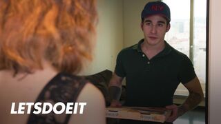 Megcsaló bulkesz Arian Joy először a barátját baszogatja, aztán a kézbesítő csóka szétkúrja jól