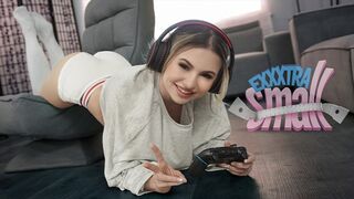 Kicsike tinédzser csajszi Aria Banks elkapja magas mostohabátyját Chris Epicet, aki a szobájában veri a rúdja