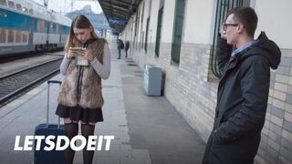 Selvaggia tinédzser szuka felfogta Charlie Dean nagyméretű faszát egy gyors pov dugásra