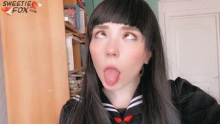 Japán iskoláslány mélyen lecummantja a kukija és vadul lovagol rajta