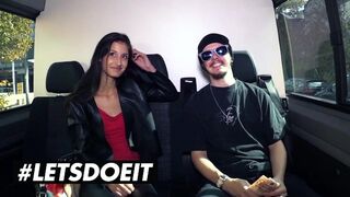Vézna néger Coco Kiss pénzért orálozza a termetes néger fazt az autóban