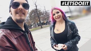 Aviva Rocks kolosszális kannás svájci csajszi meghágja az idegent pénzért a buszon