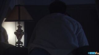 Zsenge lány cumizik és lovagol a farkon ágyban lefekvés előtt