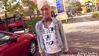 Utcán hancúr német benzinállomáson: pov milf cidázás