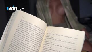 Nevelő hugom csábított el olvasás közben – ízletes közeli dörzsölés a hatalmas valagú tinitől