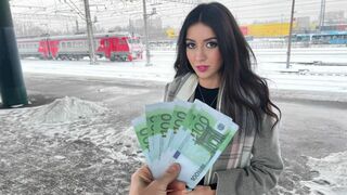 Vonatbéli csábítás: leányzót szólítunk meg castingra közvetlenül a szekrényben