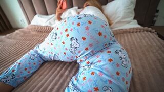 Nyitott ajtónál pornót nézve csábítja a nevelő apját a pici szajha lánya