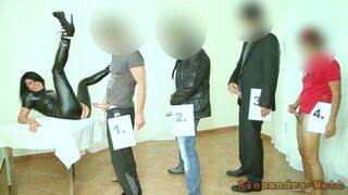 A geci parti! korlátlan kúrás a latexból készült szajhával!