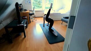 Fiatal fitnesz kis csaj ujjazza magát, majd keményen megbasszák