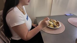 Bombázó 20 éves kisasszony megdugja magát az legelső randin