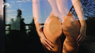 Szexy fenekű világos szőke Larajuicy egész nap a vagináját kúrja