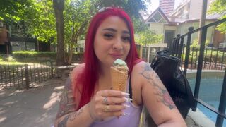 Vörös dél amerikai gádzsi élvezi a fagylaltot, végül a farkamat leszívja