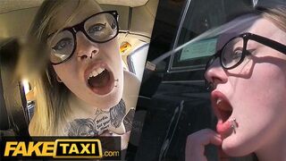 Kitetovált Brit Alt-Modell Szemüvegben Keményen Megkamatyolva a Fake Taxi Autójában