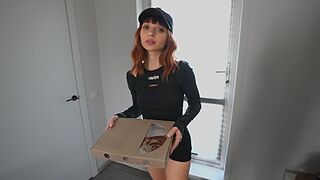Csábító diáklány futár megette a pizzámat és megbasztam a feszes muffját