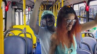 Idegen koleszos gádzsit szexelnek meg a buszon!