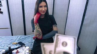 Gyönyörű nővér latex kesztyűben segít betegének spermamintát adni