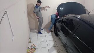 Vonzó zsenge lotyó a szerelőnél reszel az alkalmazottal