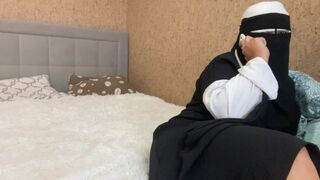 Arab hitves telefonon beszél és a nindzsóját simogatja az orgazmusig