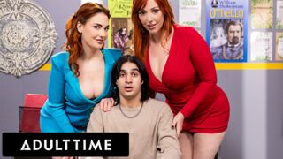 Adult Time bemutatja: Szívdöglesztő vörös mostohaanya és tanárnéni forró lezbi kalandja