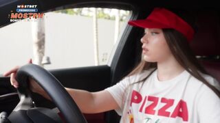 Késésért megbasztam a pizzás lányt, és egy gigászi beleélvezéssel jutalmaztam a nuniját