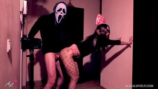 Maszkos őrült keményen meghágja a csoki lányt a tükör előtt - halloween szerepjáték fétis páros játék