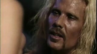 Retro pornó nagyméretű fasszal Susana Spears és Dallas D'Amour főszereplésével az eredeti HD gyűjteményben