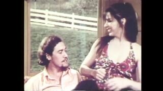 John Holmes nyalja a szuka lucskos punáját a retro pornóban