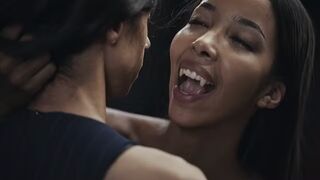 Ebony Vampire Mistress Lia Lin elcsábít egy latin amerikai hatalmas tőgyes zsenge pipit a Vampired brutális domina játékában