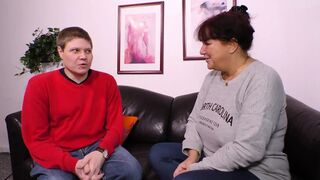 Vörös hajú milf orbitális mellekkel lecidázza a faszt és hagyja hogy keményen megdugják