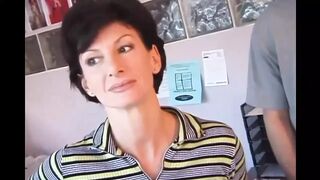 Sharon Mitchell feleségként leszopja és ánuszba veszi Mark Wood farkát retro stílusban