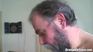 Tinédzser vörös kishölgy lecumizza és lovagol a nagypapa pöcsén