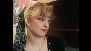 Szöszke nagymellű csajok szőrös puncit szopnak bazinagy farokkal retro jelenetben