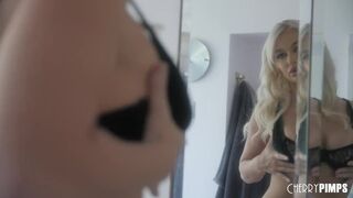 Méretes Cickós Szöszke Milf Mélytorok Akcióban a Cherry Pimps Csatornán