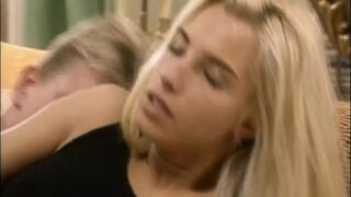 Timea Margot gigantikus bájdorongot kap a retro Lover's Lane legelső epizódjában